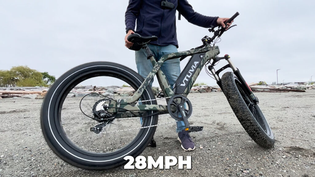 Man throttling the Vtuvia SN100 fat tire ebike.